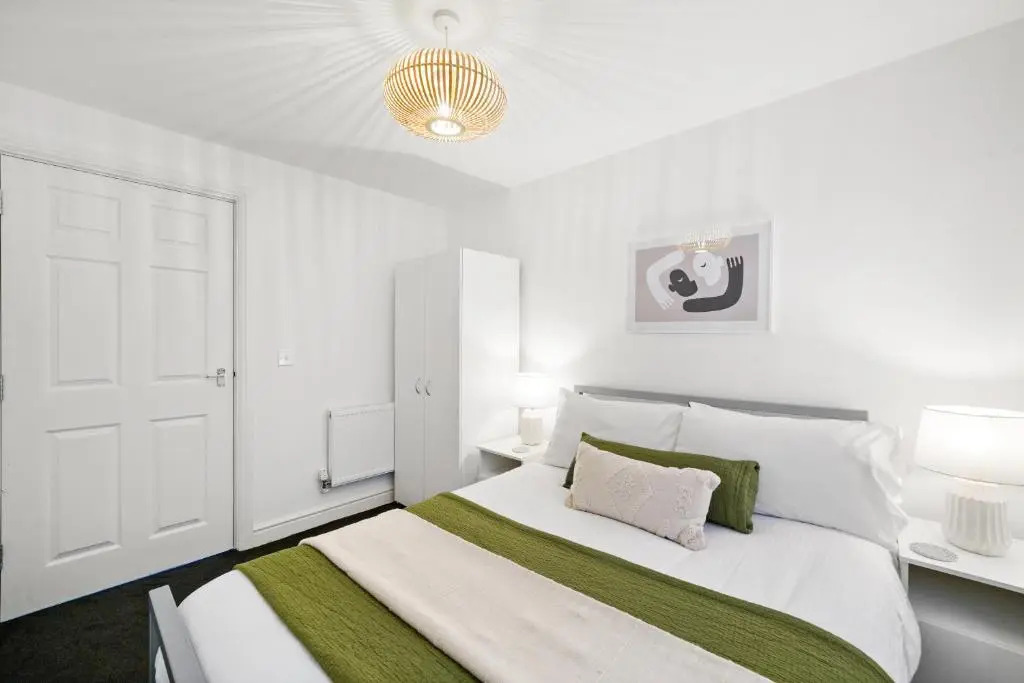 NEW 4 Sarah House by Truestays - 2 Bedroom Apartment - FREE Wifi & Parking