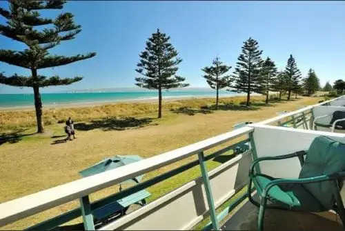 Whispering Sands Beachfront Motel