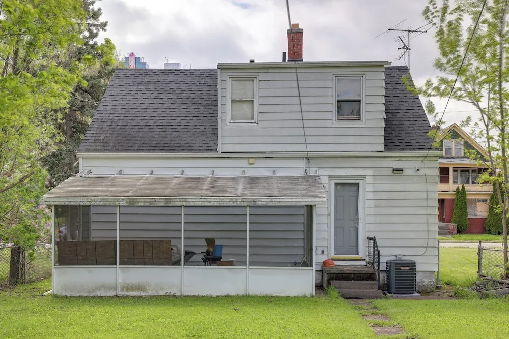 Walk to Falls, Casino! Niagara Family Home w/ Yard