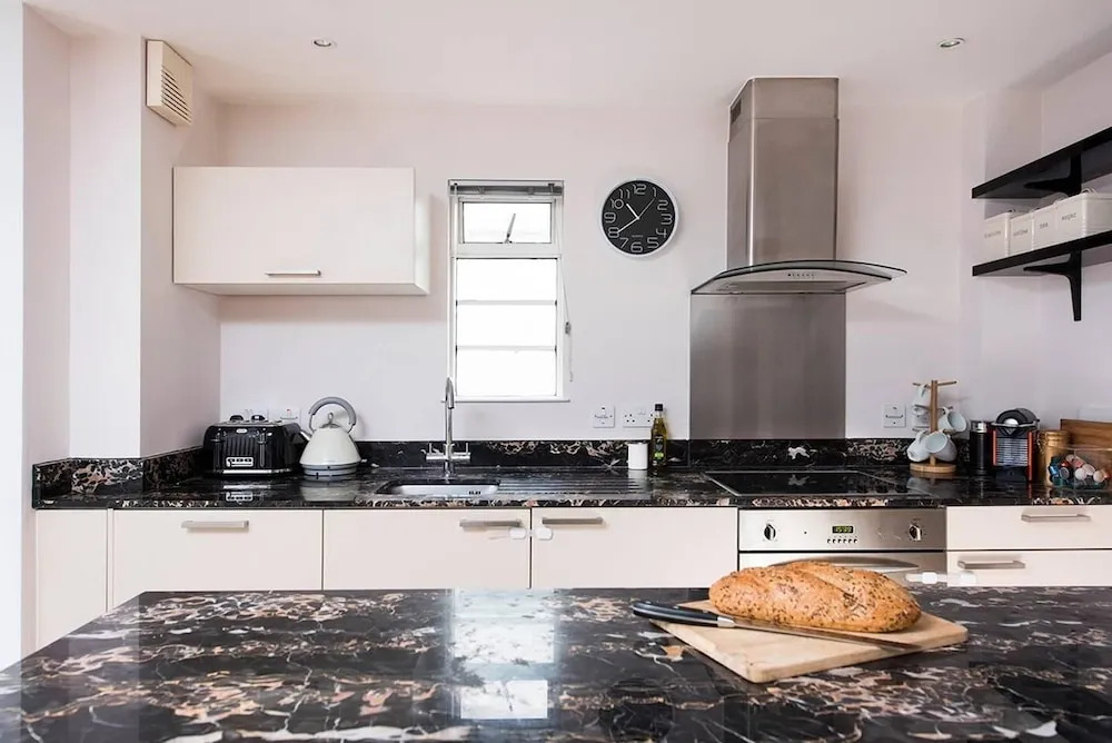 Luxurious 2 BR Apartment near Hyde Park