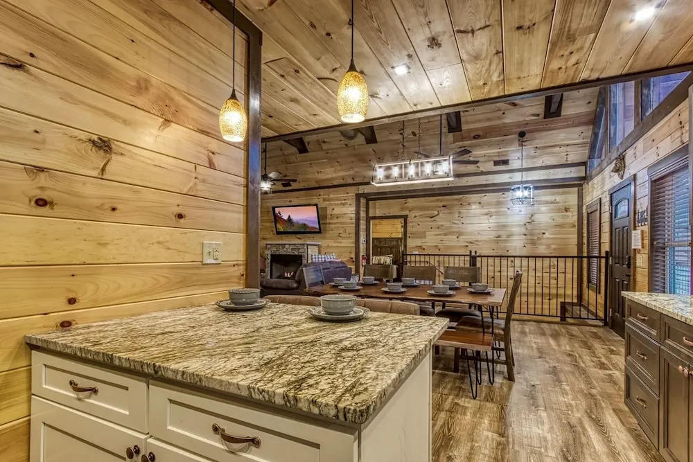ERN823 - EAGLE FALLS - GREAT LOCATION WITH PRIVATE HEATED INDOOR POOL! CLOSE TO TOWN! cabin