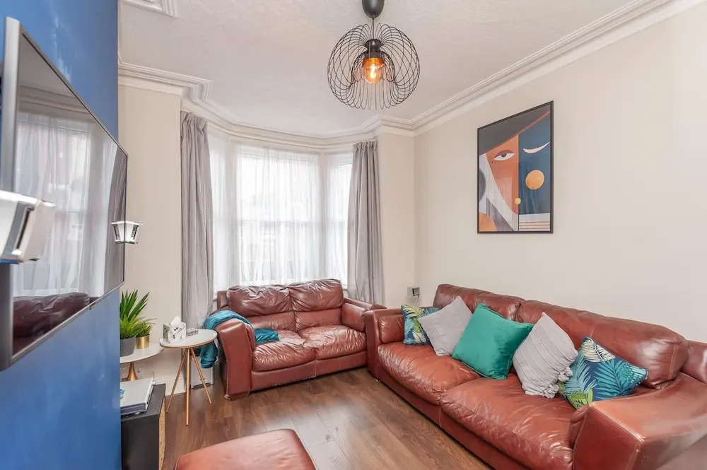 Leeds 4-bed House - Sleeps 9, Free Parking & Wifi