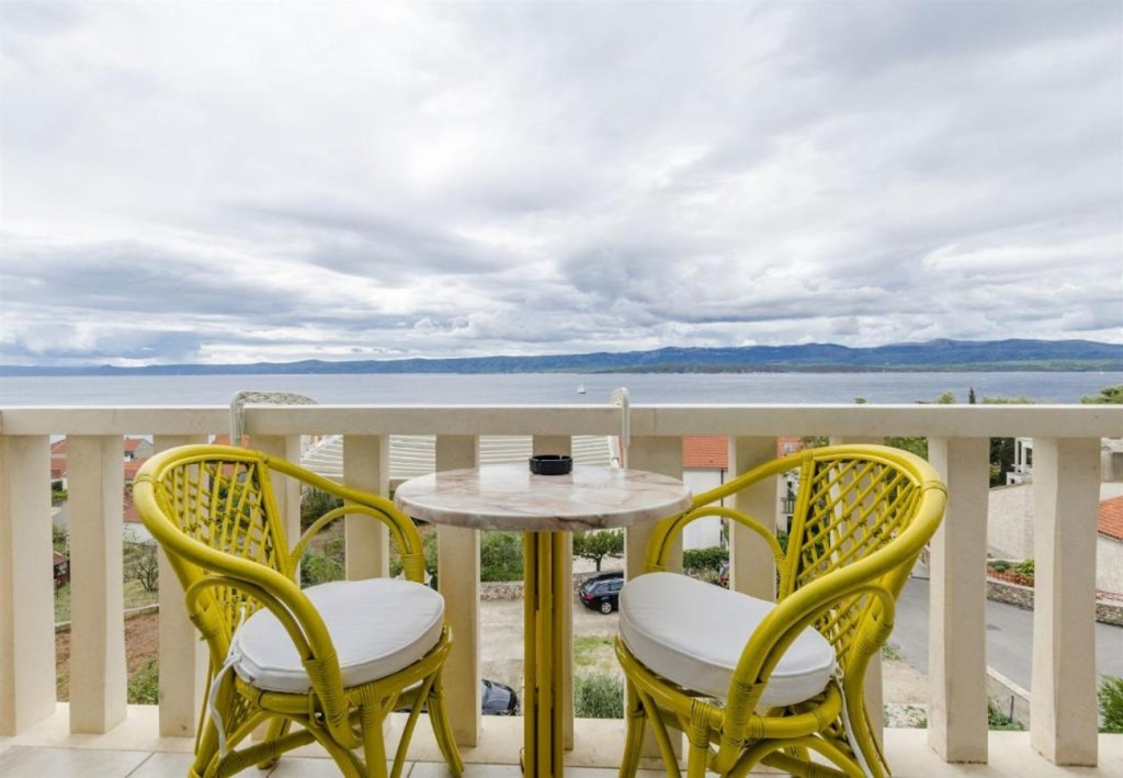 Room Mate 1 - 130 m from sea: R1 Zuta Bol, Island Brac