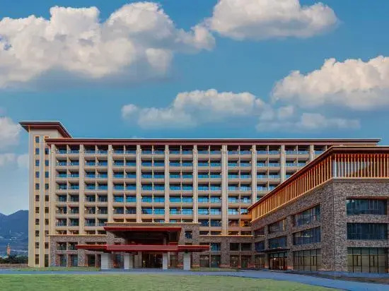 Zhaojun Mountain Villa (Xingshan High-speed Railway Station)