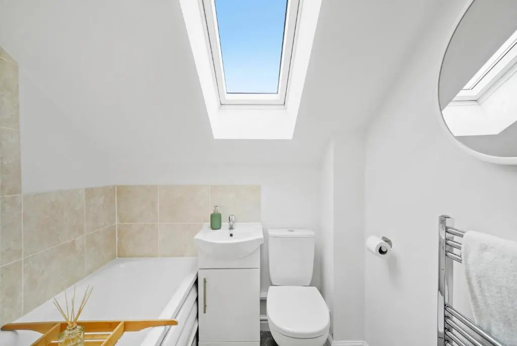 NEW 5 Sarah House by Truestays - 2 Bedroom Apartment - FREE Wifi & Parking