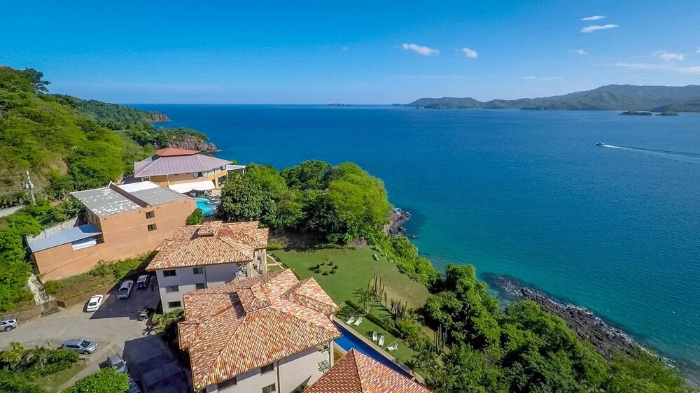 Amazing Ocean Views From This Nicely Equipped Condo