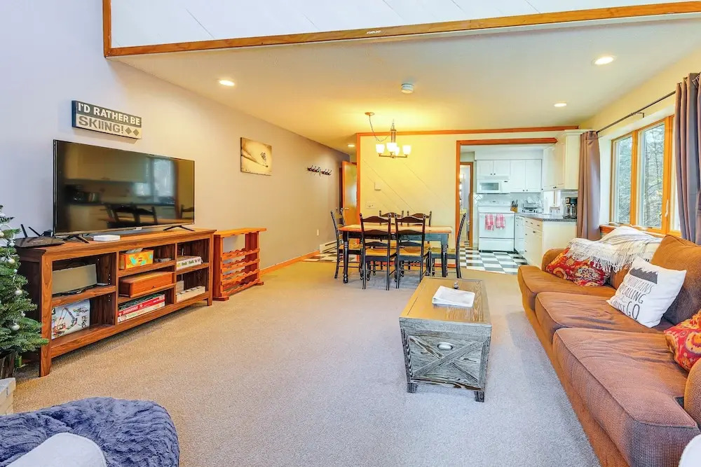Walk to Mt Snow: Cozy West Dover Condo