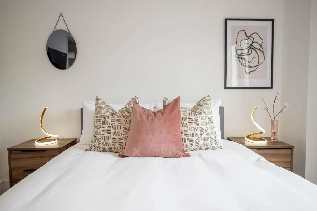 Luxe 3BR Great Central Apartment City View Near Sheffield