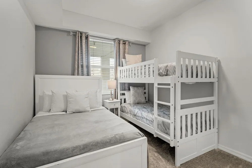 Cozy Stylish 2BR Condo Prime Storey Lake Spot