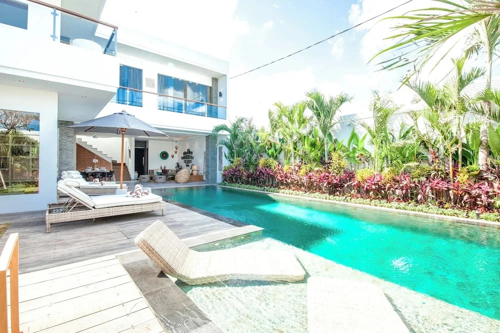 Chic 2BR Villas, Brawah Hub, 300m to Coastal Bliss