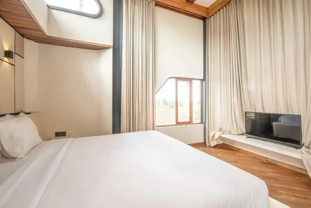 1BR Loft Art Deco Shared Pool, 700m to Echo Beach