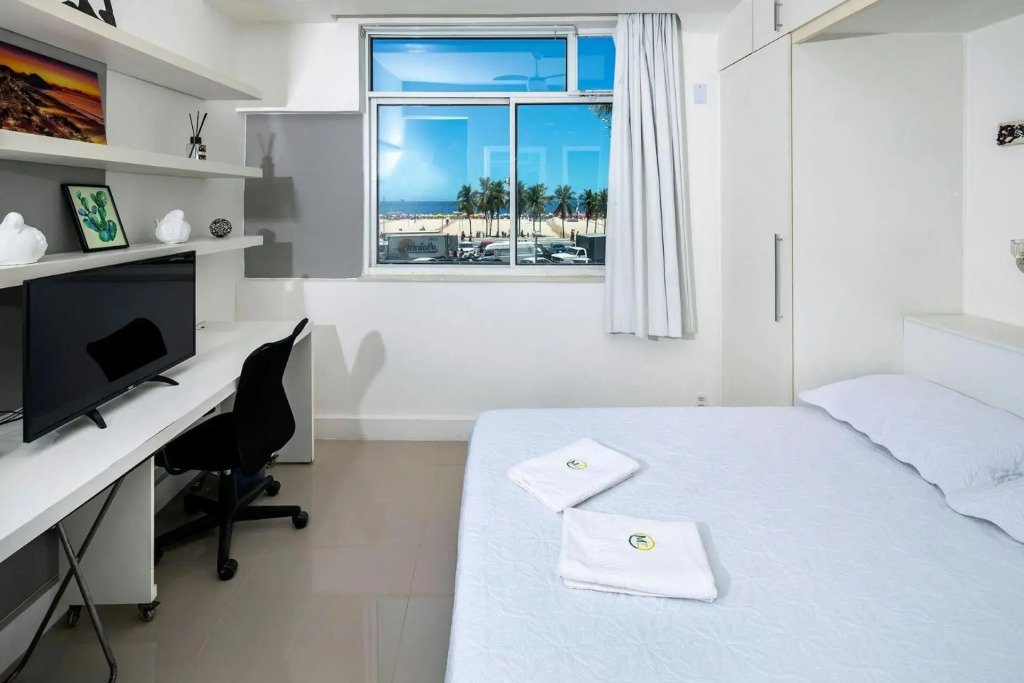 Studio na Avenida Atlantica com vista frontal para a praia do Leme para ate 2 pessoas