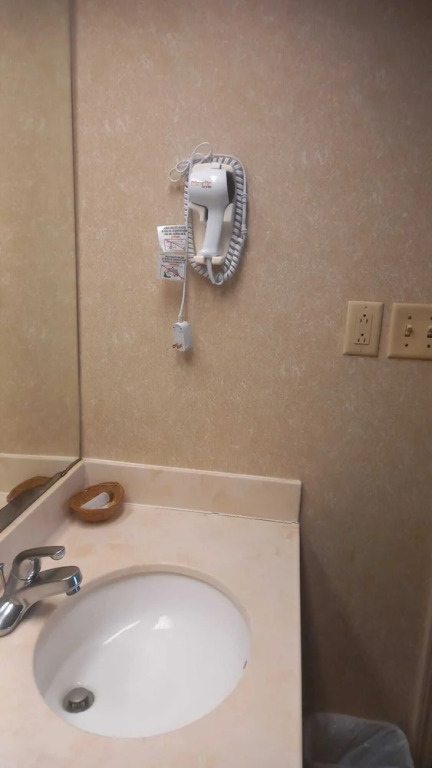 Traveler Inn and Suites