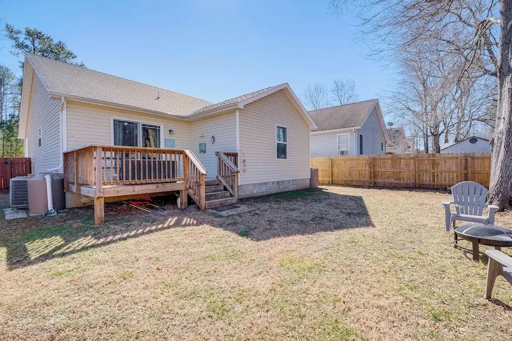 1 Mi to Colonial Beach Boardwalk: Home w/ Fire Pit
