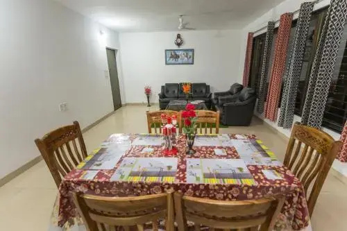 Aristo Serviced Apartment near Kokilaben Dhirubai Ambani Hospital for Family Only