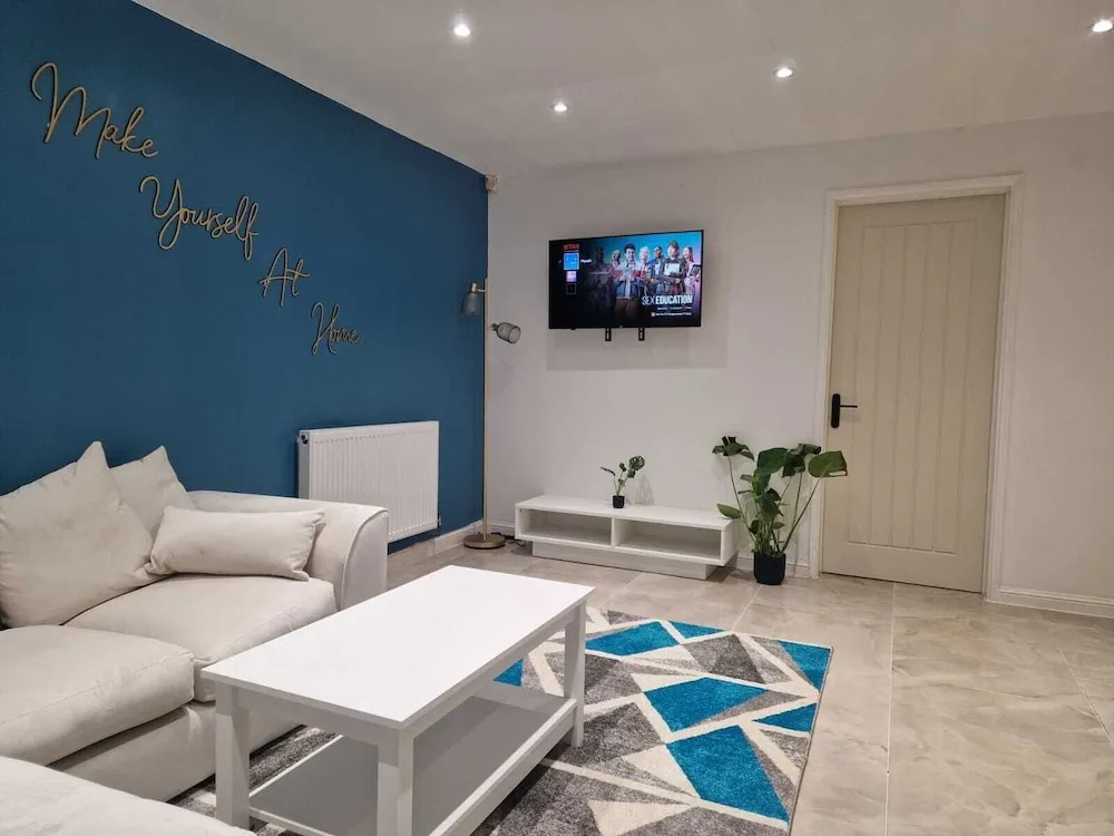 Stunning 3-bed Home Near City Centre, Chic Comfort
