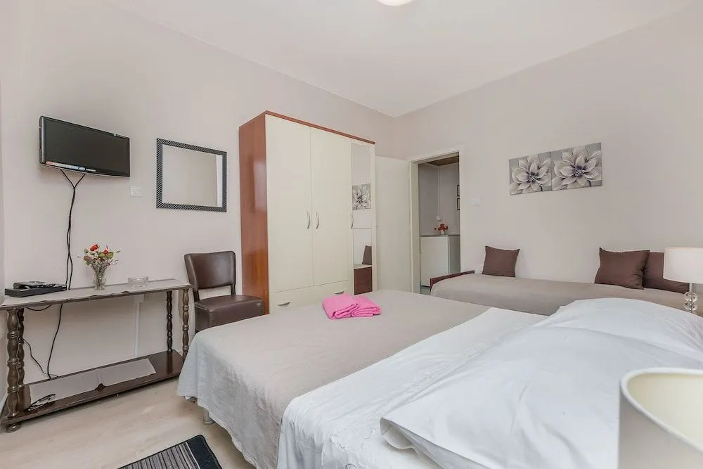 Apartment and Rooms Tatijana