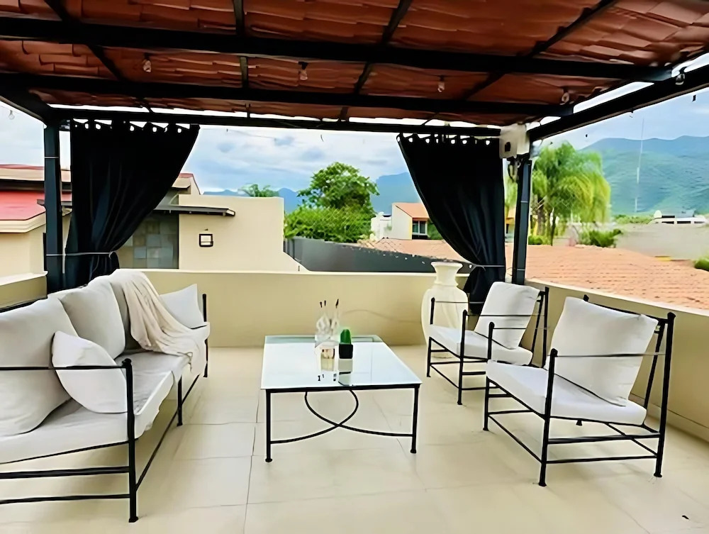 Luxurious 3 Bedroom in Ajijic - Sleeps 6 - Private Gym - Pickleball Court -
