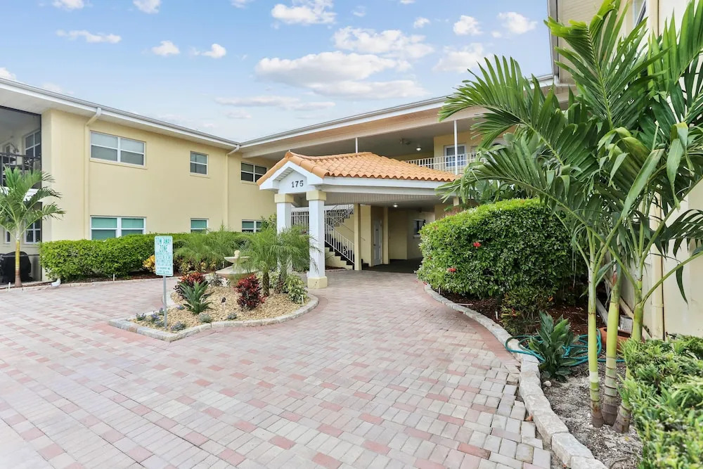 Brightwater Beach - Amazing Updates, Just a Block From the Beach