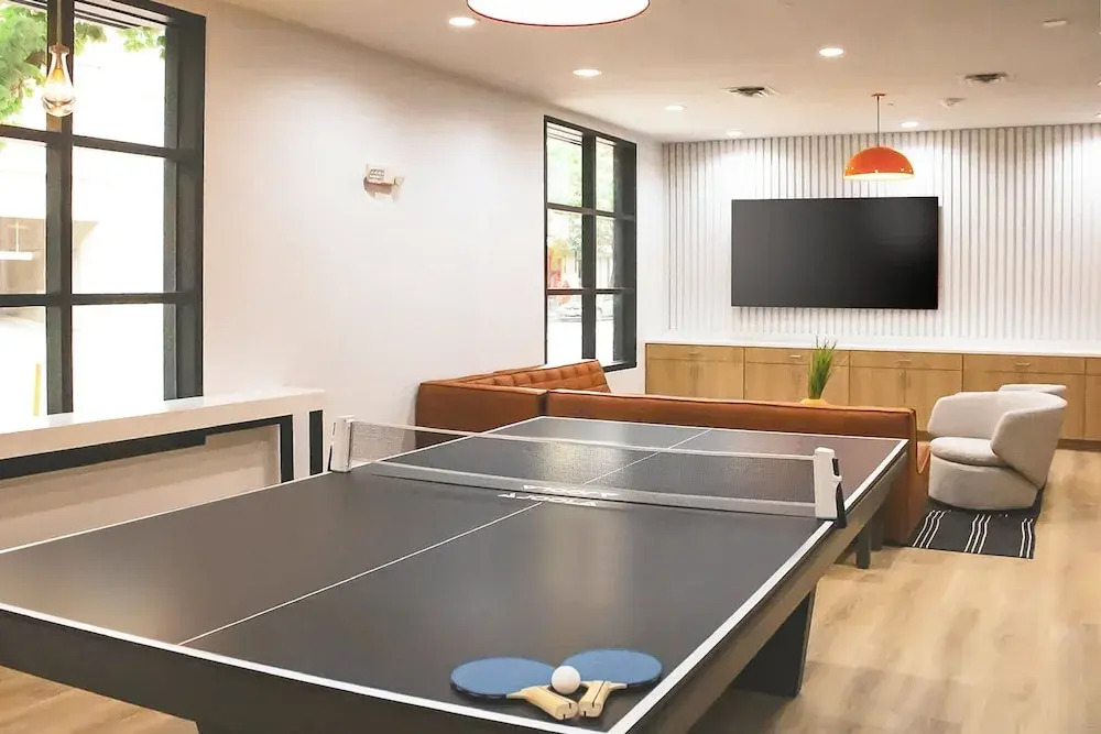 Modern Condo With Pool, Gym, Workspaces & BBQ