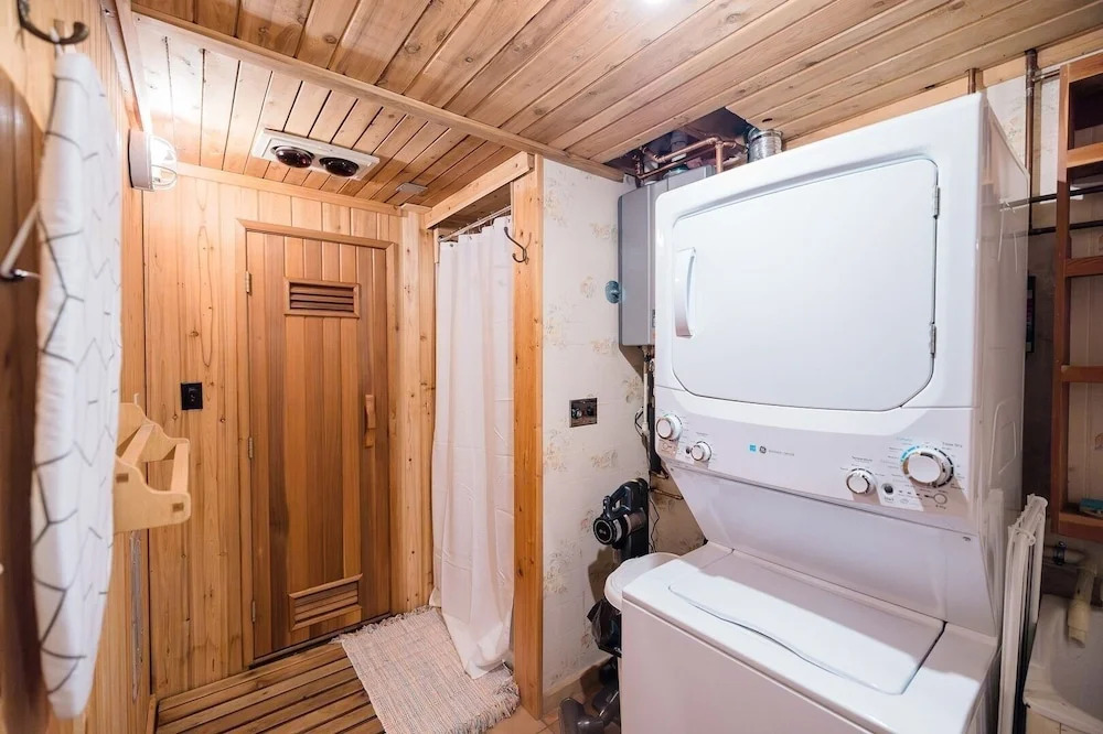 87sl - Starlink - Sauna - Pets Ok - Sleeps 8 2 Bedroom Cabin by RedAwning