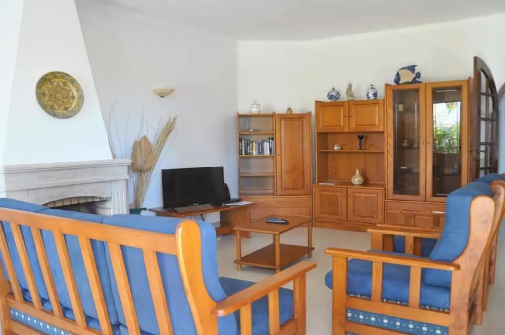Spacious 4 bedroom villa, private pool, free air conditioning and wifi
