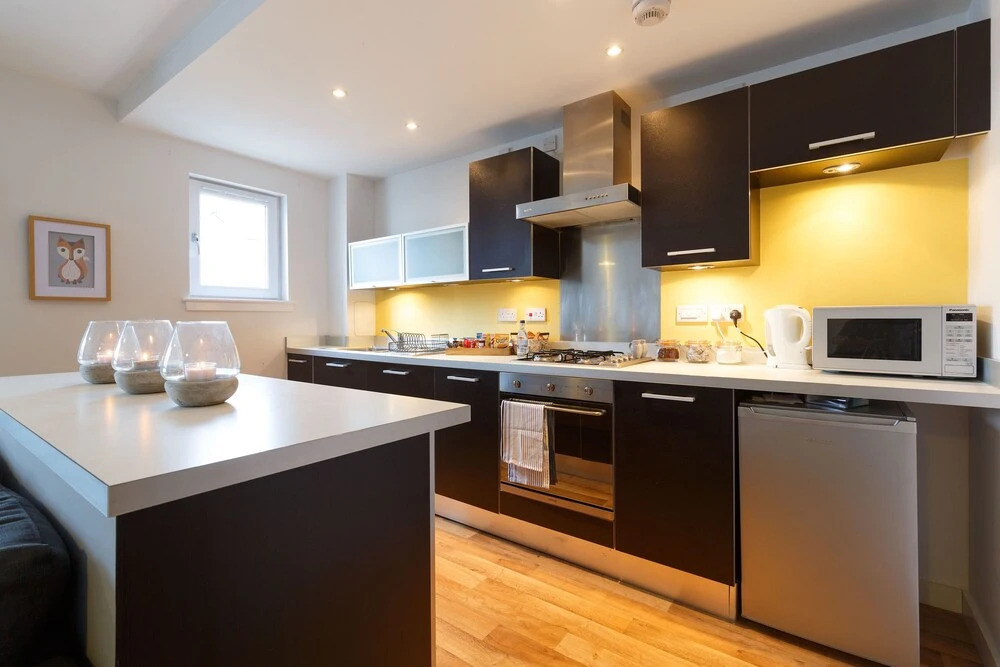 Luxury Apt. Next to Station
