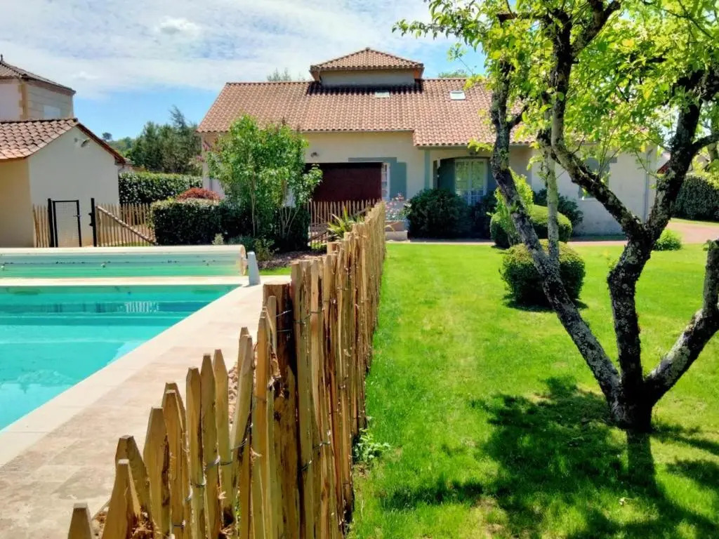 Le Chant des Oiseaux : Piscine Privée, Wifi, Animaux Bienvenus, Jardin - FR-1-616-236