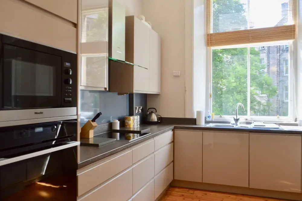 Traditional 2 Bedroom Edinburgh Apartment