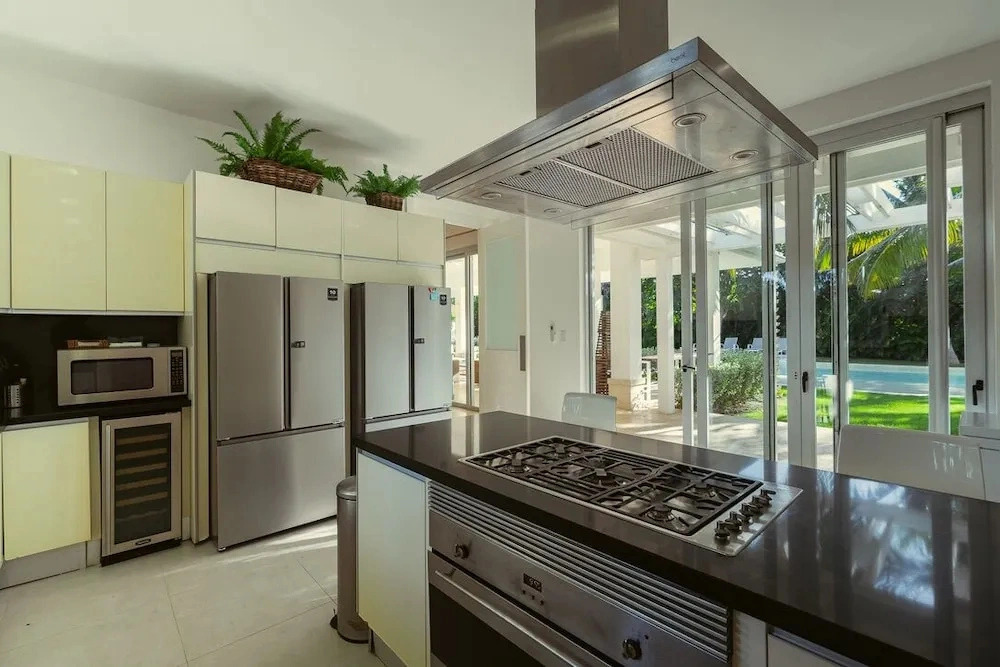 8 BDR Villa Walking Distance From Private Beach With Service Staff
