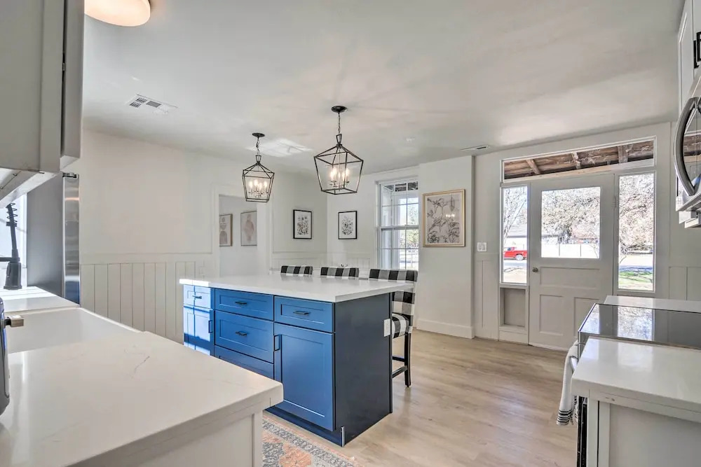 Modern Kanab Home: Fire Pit, Red Rock Views