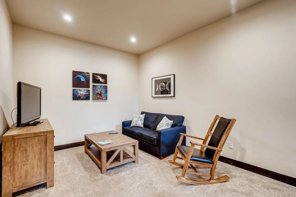 Alders 4br Renovated Townhome- Sleeps 11+ Kids Ski Free 4 Bedroom Condo by Redawning