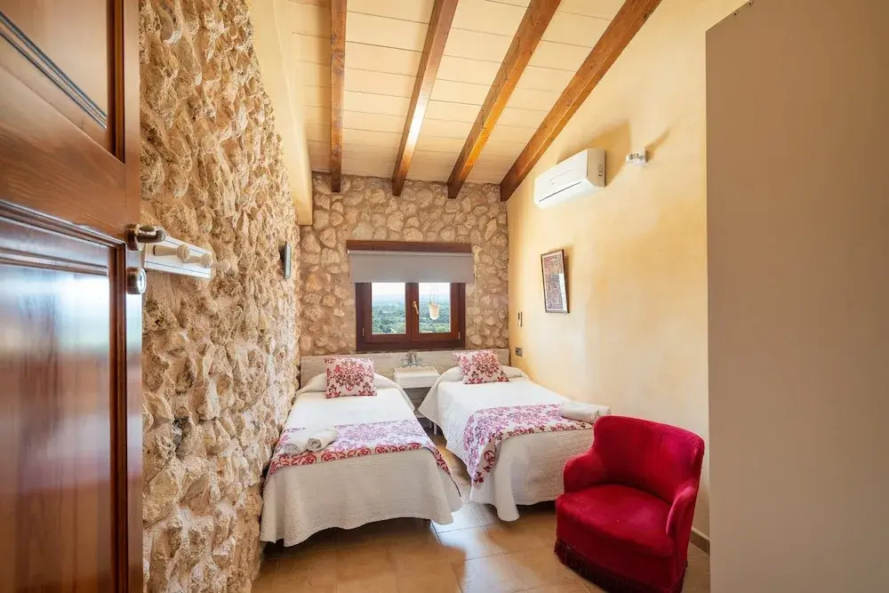 Villa in Buger With Pool & Mountain Views