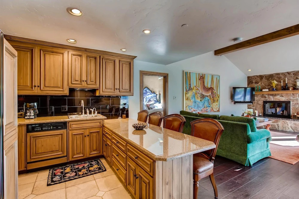 Westwind 404 3BD 3BA Plat. Condo