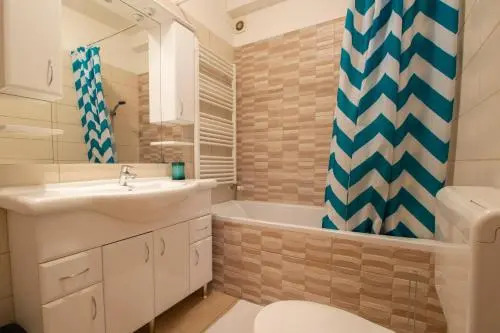 Modern 3 Br Apt with Balcony