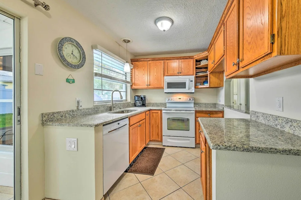 Apollo Beach Gem w/ Pool: 'the Flamingo House'
