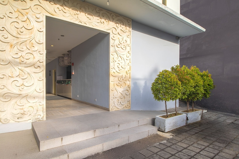 Palette Hotel near Padma