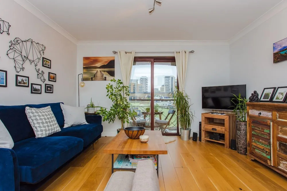 Modern 1 Bedroom Apartment With Balconies And Marina Views