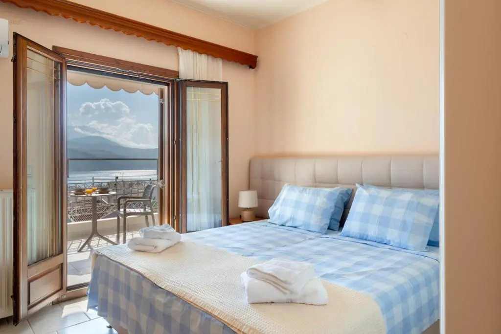 Alexandra's Cozy Sea View Apartment