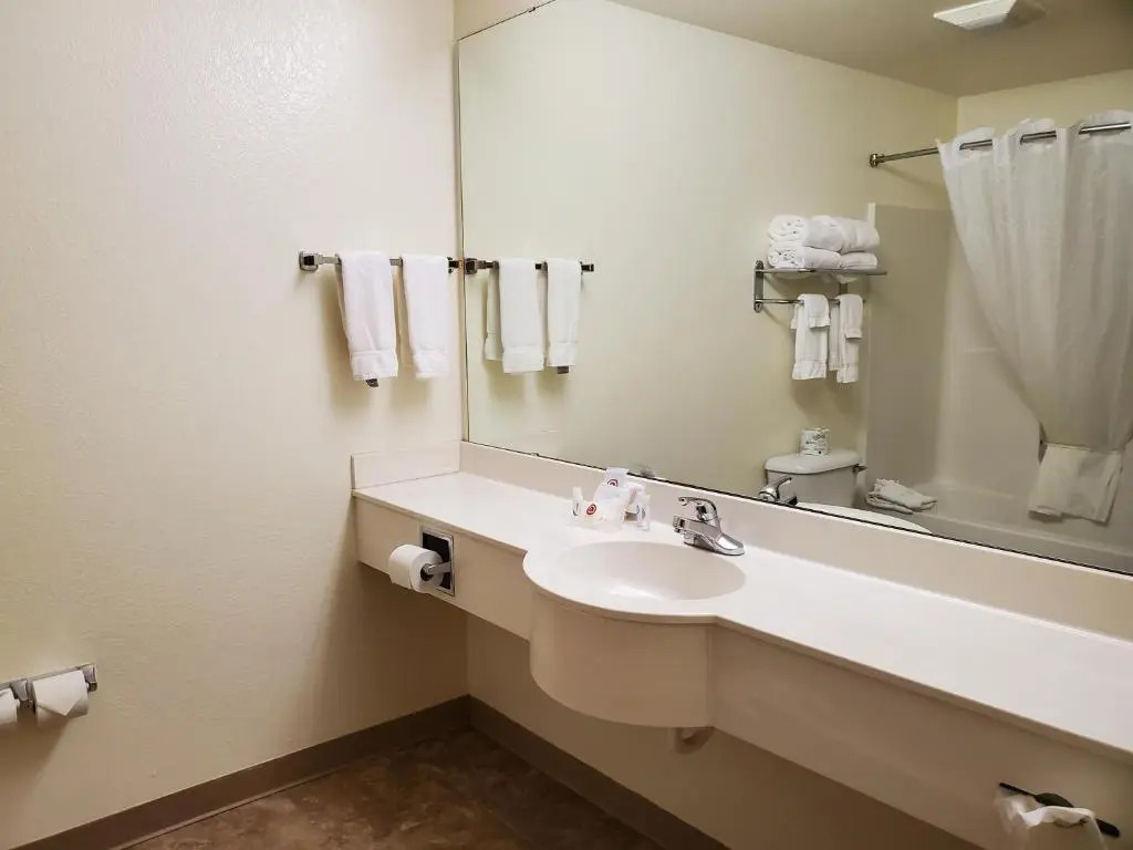 Estherville Hotel & Suites