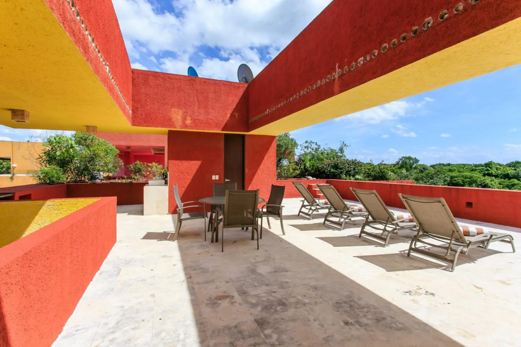 Colorful PH with private rooftop & pool in Playacar!