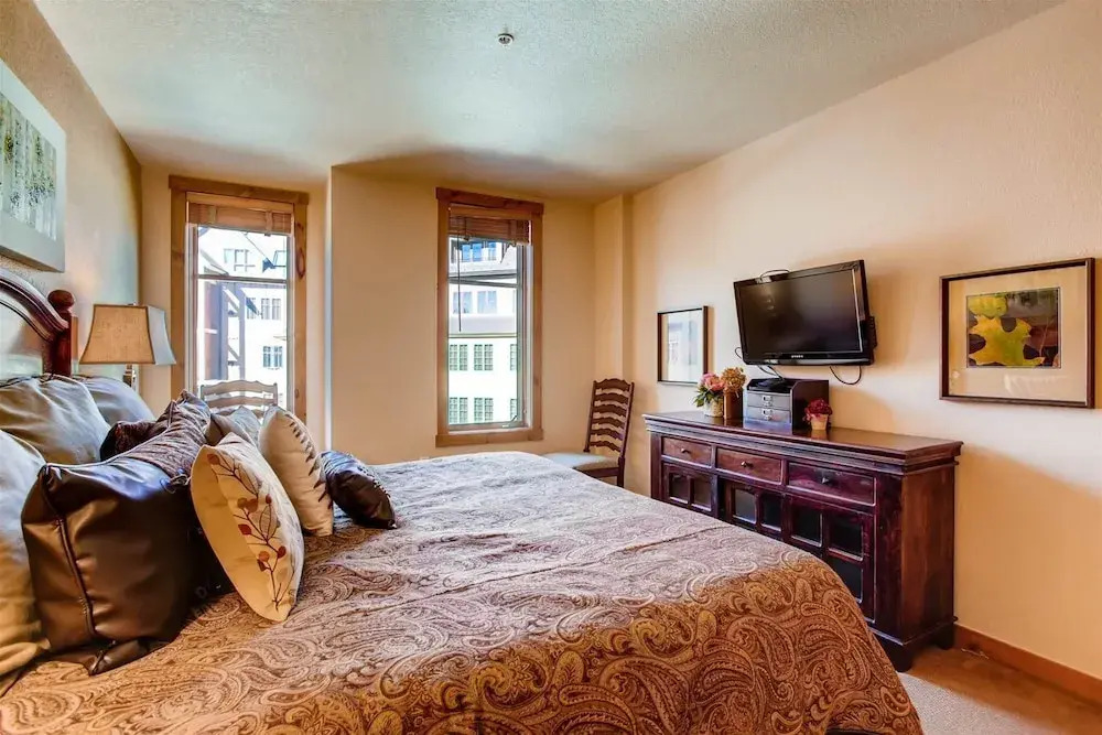Premier 2 Bedroom Mountain View Condo Located in Historic Downtown Breckenridge Walking Distance to Peak 9