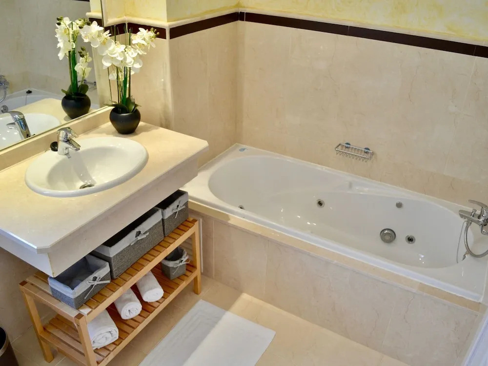 Luxury Apartment Surrounded by Several Golf Courses near Sea