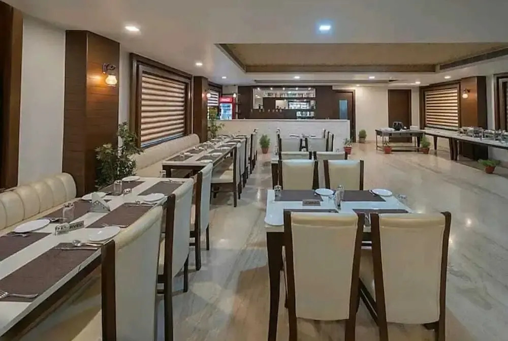 Goyal Hoteliers - Hotel The Agra Grande