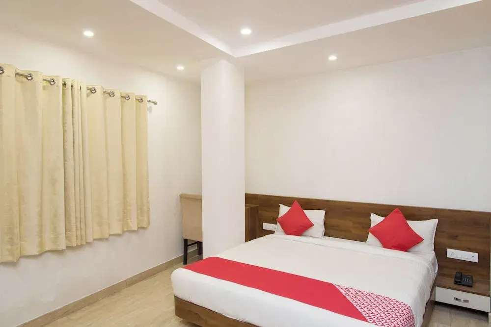 OYO 10893 Hotel Divine Inn