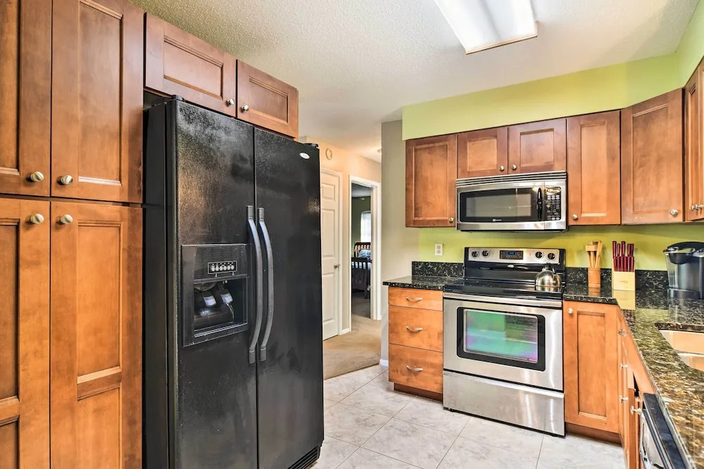 Snowbird Sanctuary w/ Covered Patio in Bradenton