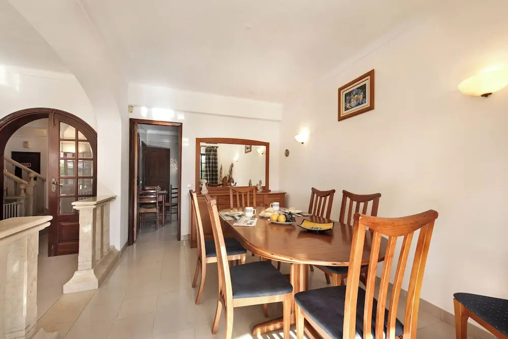 Spacious 4 bedroom villa, private pool, free air conditioning and wifi