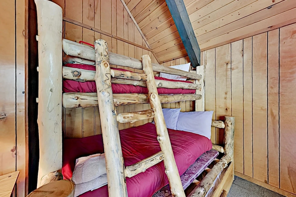 Beautiful Log House: Large Deck & Private Hot Tub 3 Bedroom Home