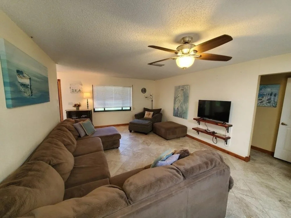 Tiki Beach Queen 3 Bedroom Home by Redawning