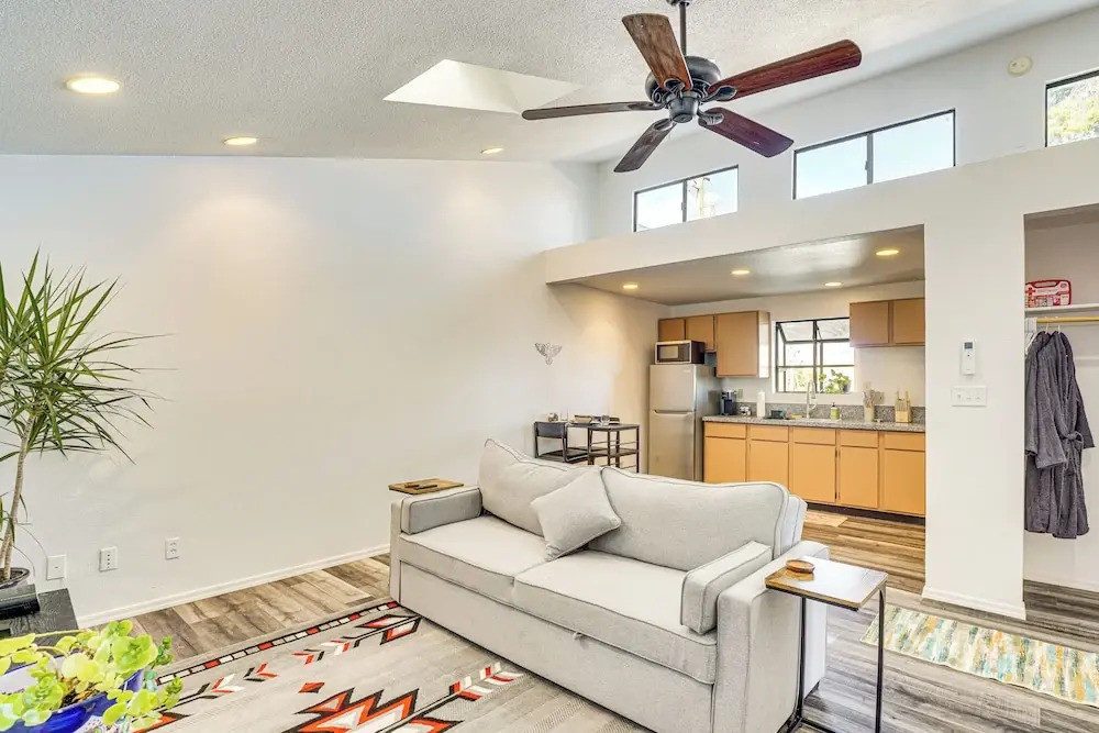 5 Mi to U of A Campus: Mtn-view Tucson Pad!